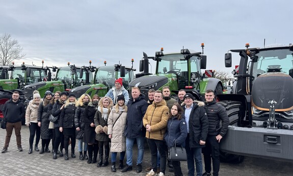 Studenci i słuchacze studiów podyplomowych z wizytą w Agrotechnik Tafiły – Praktyczne zajęcia w nowoczesnej firmie rolniczej