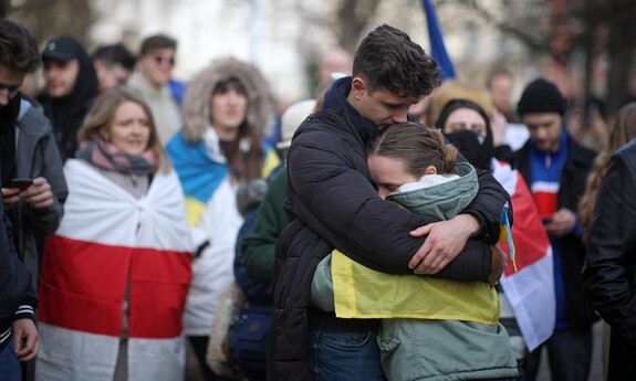 Ludzie z flagami Polski i Ukrainy. Przytulają się